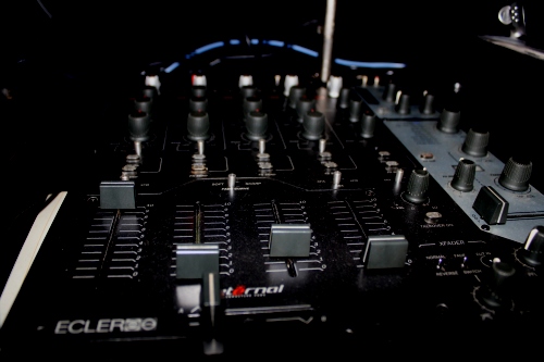 DJ???